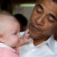Obama aime les bébés !!