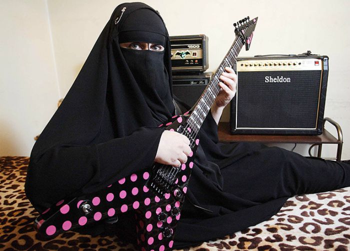 elle-joue-du-heavy-metal-en-burqa